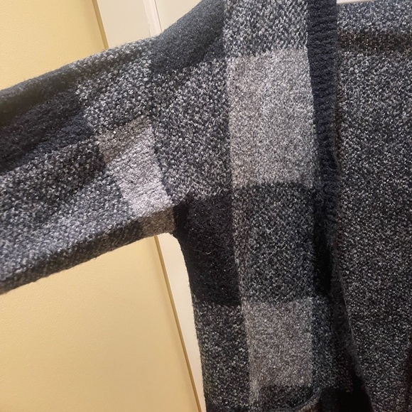DO+BE Women's Plaid Black and Gray Cardigan with pockets - Picture 3 of 4